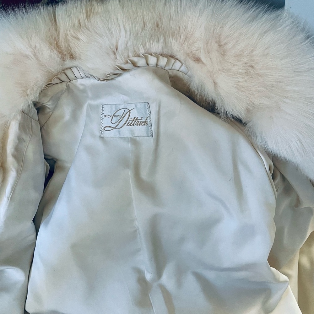 Elegant White Fox Fur Coat With Brownish Fur Markings - Picture 10 of 11